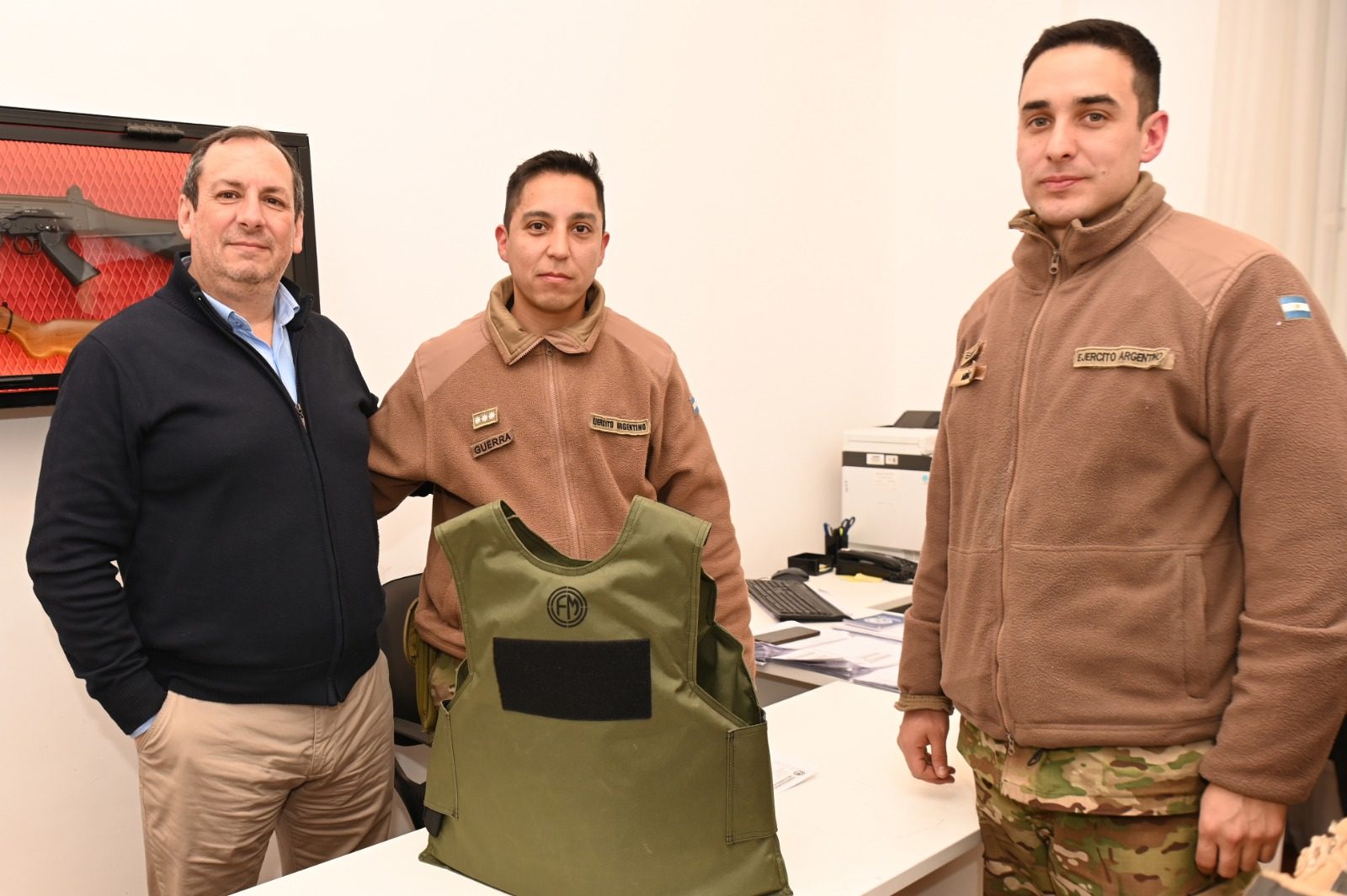 Fabricaciones Militares fortalece las capacidades de las Fuerzas Armadas con la donación de chalecos — 1